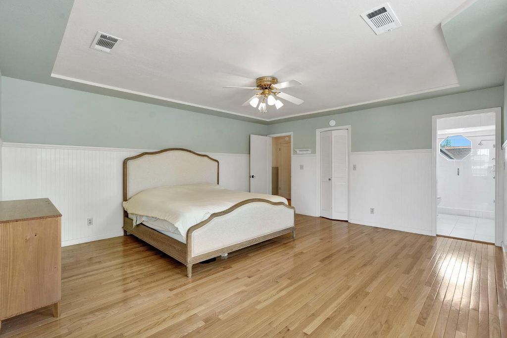 Image 27 of property listing at 569 W Sample Avenue, Clovis, CA 93612