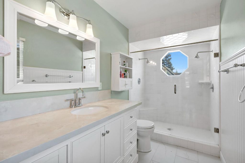 Image 28 of property listing at 569 W Sample Avenue, Clovis, CA 93612