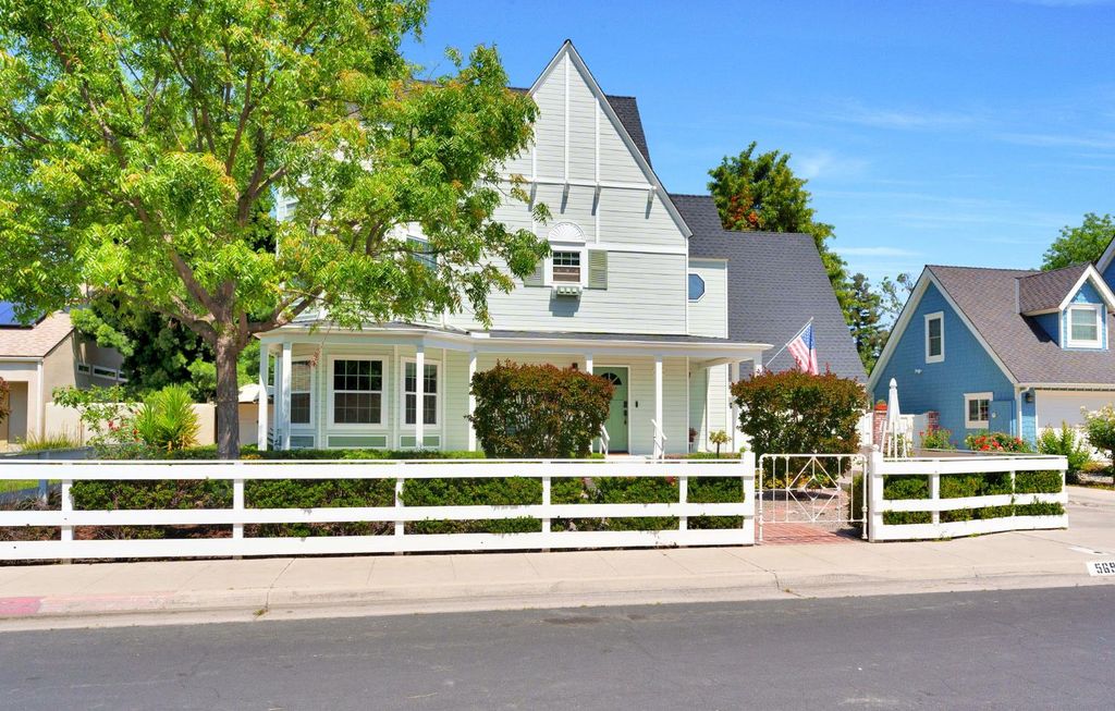 Image 3 of property listing at 569 W Sample Avenue, Clovis, CA 93612