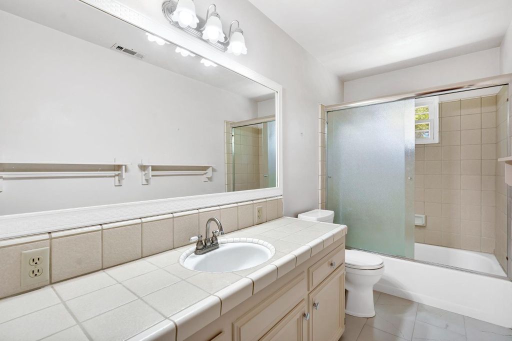 Image 31 of property listing at 569 W Sample Avenue, Clovis, CA 93612