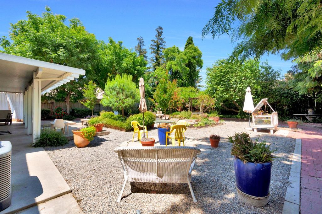 Image 36 of property listing at 569 W Sample Avenue, Clovis, CA 93612