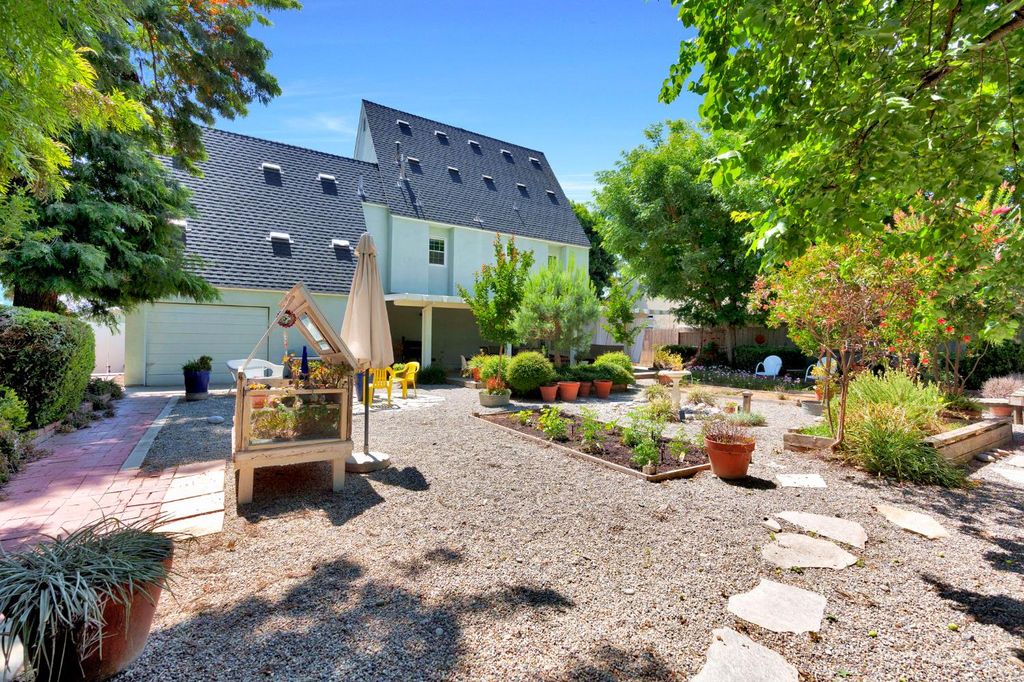 Image 37 of property listing at 569 W Sample Avenue, Clovis, CA 93612