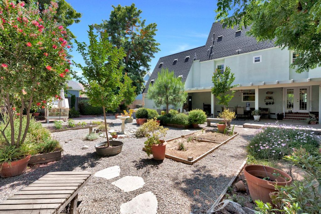 Image 38 of property listing at 569 W Sample Avenue, Clovis, CA 93612