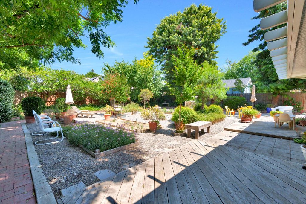 Image 39 of property listing at 569 W Sample Avenue, Clovis, CA 93612