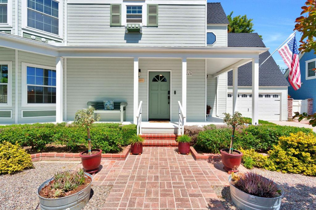 Image 5 of property listing at 569 W Sample Avenue, Clovis, CA 93612