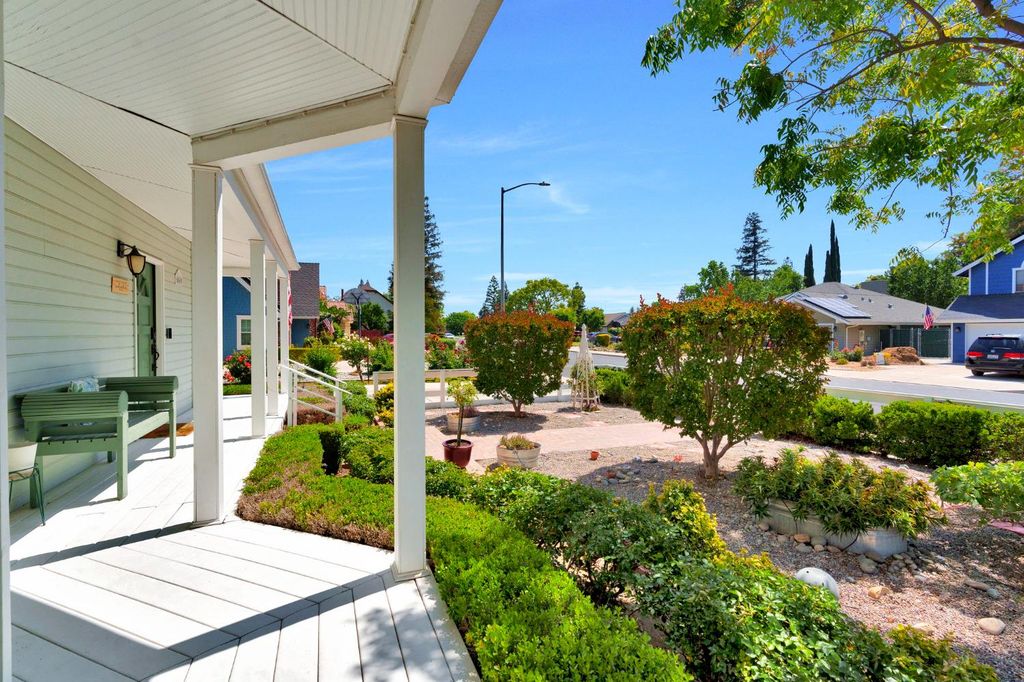 Image 6 of property listing at 569 W Sample Avenue, Clovis, CA 93612