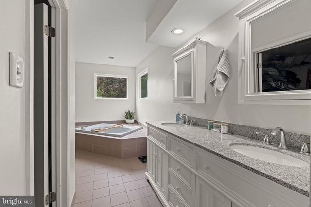 12 QUAKER ST, Marlton, NJ 08053