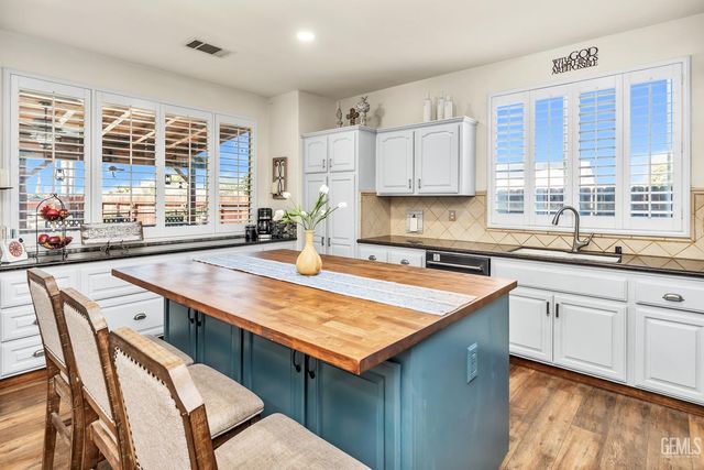 5711 Running Brook Street, Bakersfield, CA 93312