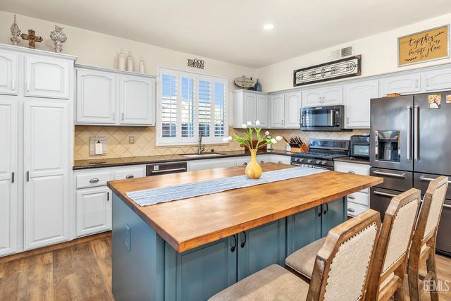 5711 Running Brook Street, Bakersfield, CA 93312