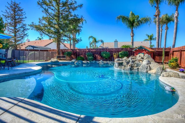 5711 Running Brook Street, Bakersfield, CA 93312