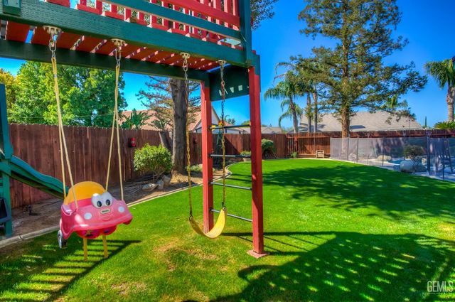 5711 Running Brook Street, Bakersfield, CA 93312