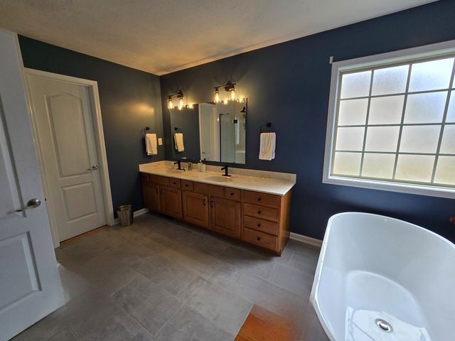 594 Mountain View Dr, Clarksville, TN 37043