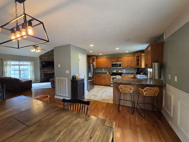 594 Mountain View Dr, Clarksville, TN 37043