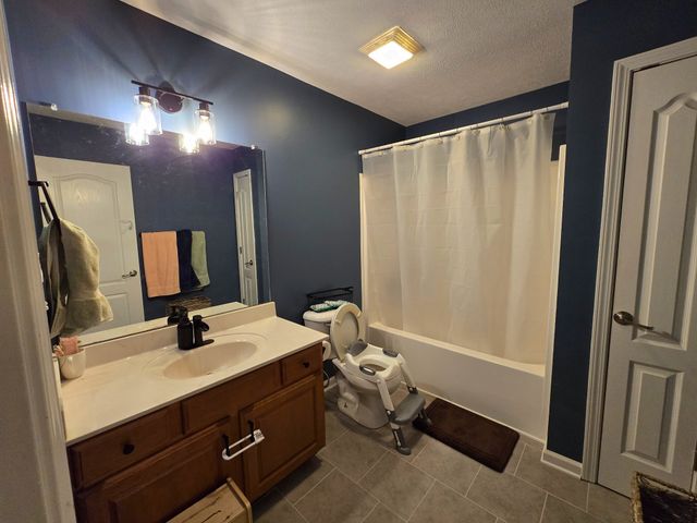 594 Mountain View Dr, Clarksville, TN 37043