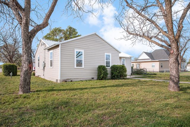 201 W Pearl Street, Brady, TX 76825