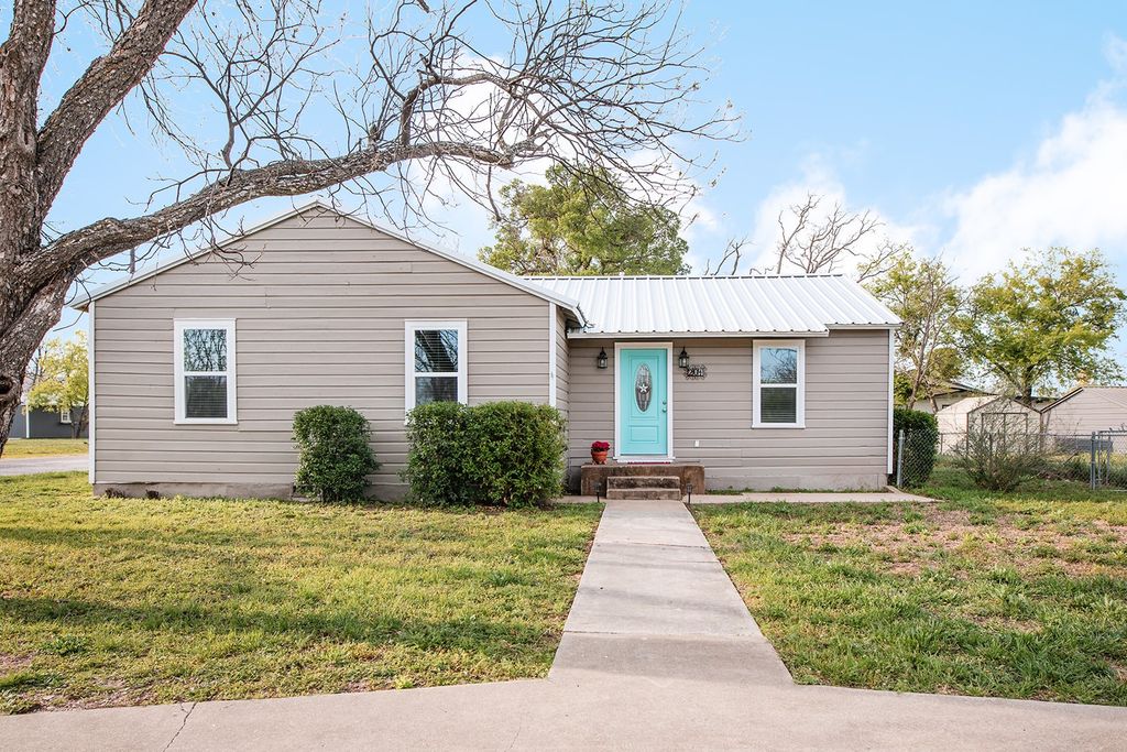 201 W Pearl Street, Brady, TX 76825