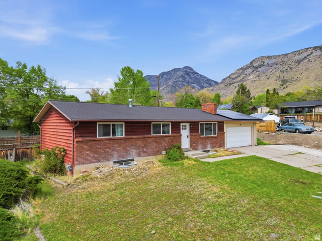 Image 2 of property listing at 1285 MOHICAN CIR, Pleasant Grove, UT 84062
