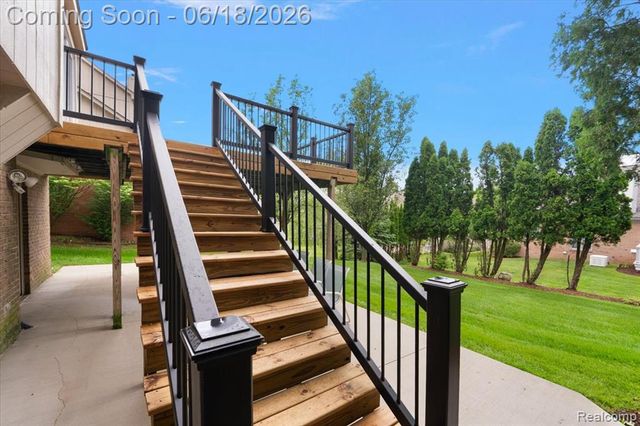 1043 River Mist Drive, Rochester, MI 48307