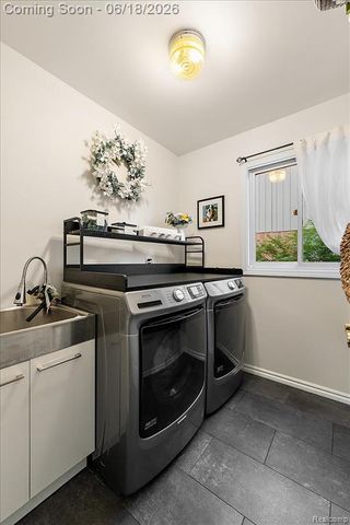 1043 River Mist Drive, Rochester, MI 48307