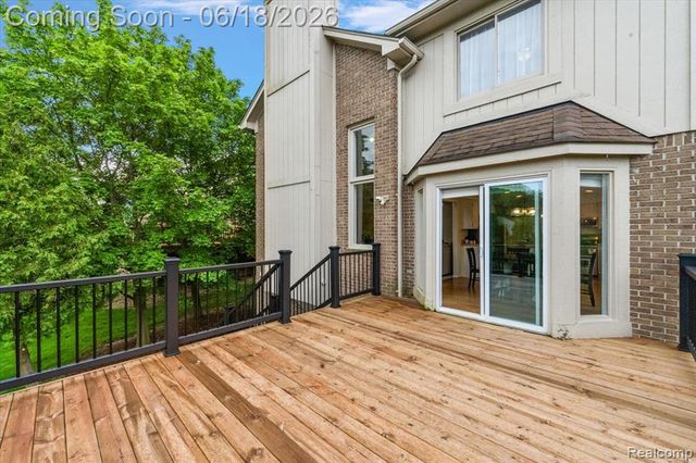 1043 River Mist Drive, Rochester, MI 48307