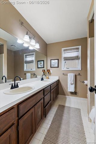 1043 River Mist Drive, Rochester, MI 48307