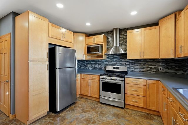 75 Gardner Ave, Attleboro, MA 02703