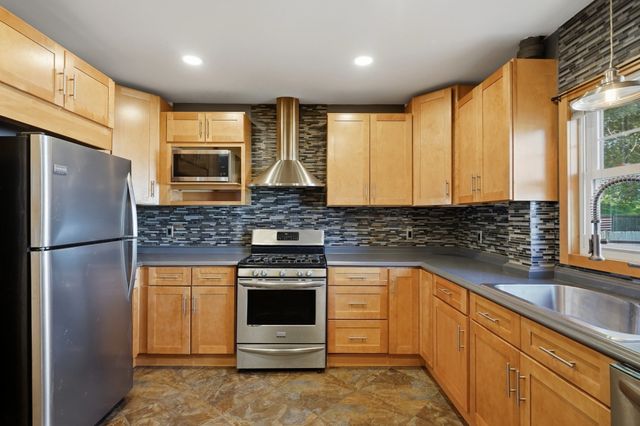 75 Gardner Ave, Attleboro, MA 02703