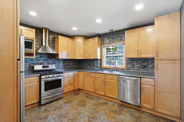 75 Gardner Ave, Attleboro, MA 02703
