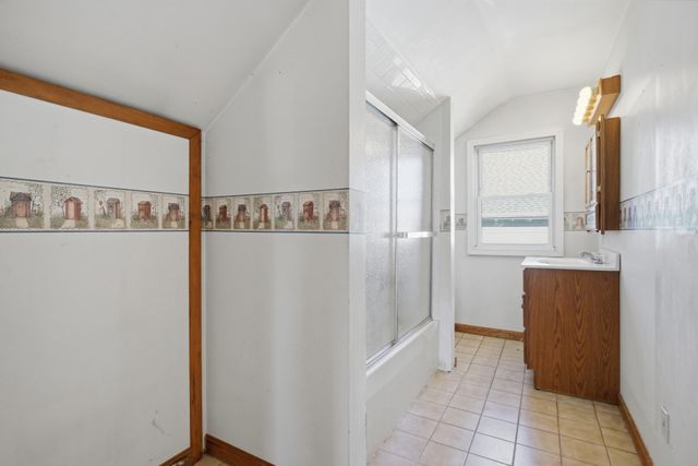 75 Gardner Ave, Attleboro, MA 02703
