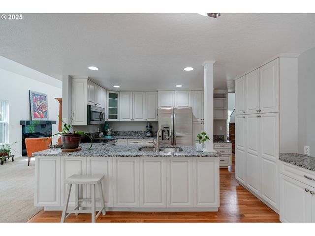 1946 ROBERTA Ave S, Salem, OR 97301