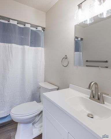 521 BLUEBIRD DR, Box Elder, SD 57719