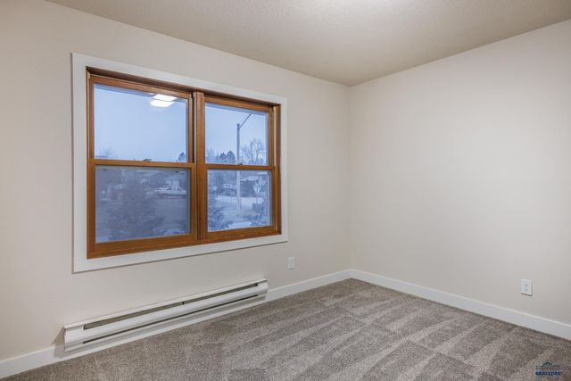 521 BLUEBIRD DR, Box Elder, SD 57719