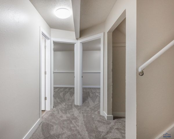 521 BLUEBIRD DR, Box Elder, SD 57719