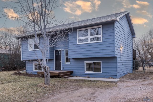 521 BLUEBIRD DR, Box Elder, SD 57719