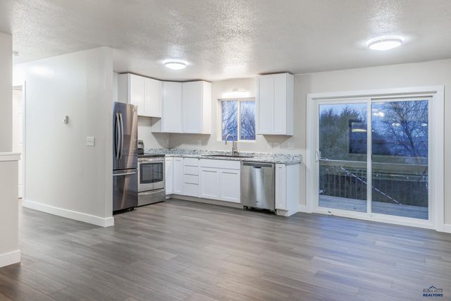 521 BLUEBIRD DR, Box Elder, SD 57719