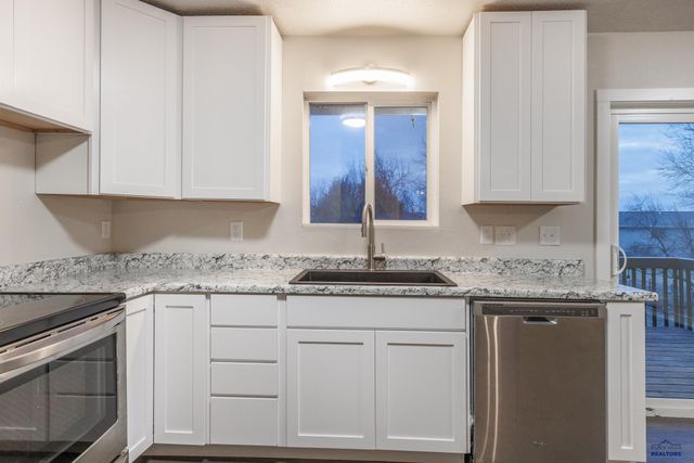 521 BLUEBIRD DR, Box Elder, SD 57719