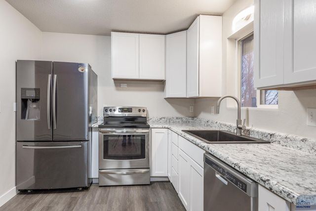 521 BLUEBIRD DR, Box Elder, SD 57719