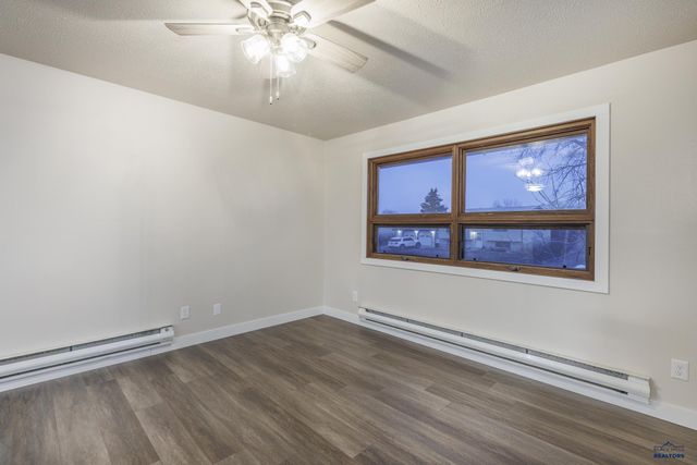 521 BLUEBIRD DR, Box Elder, SD 57719