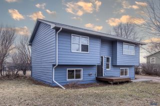 521 BLUEBIRD DR, Box Elder, SD 57719
