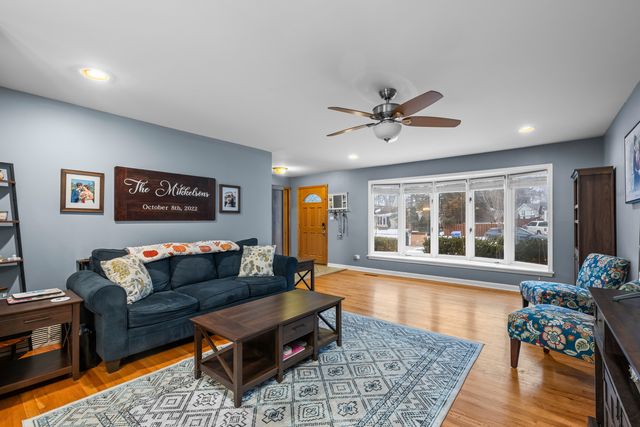 1414 N Indigo Drive, Mount Prospect, IL 60056