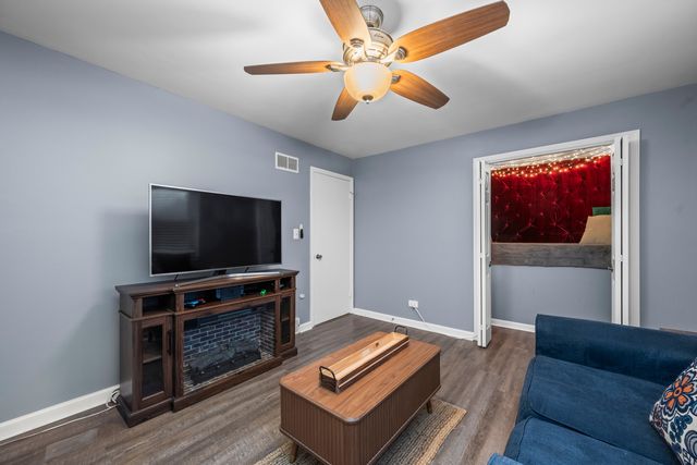 1414 N Indigo Drive, Mount Prospect, IL 60056