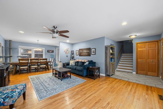 1414 N Indigo Drive, Mount Prospect, IL 60056