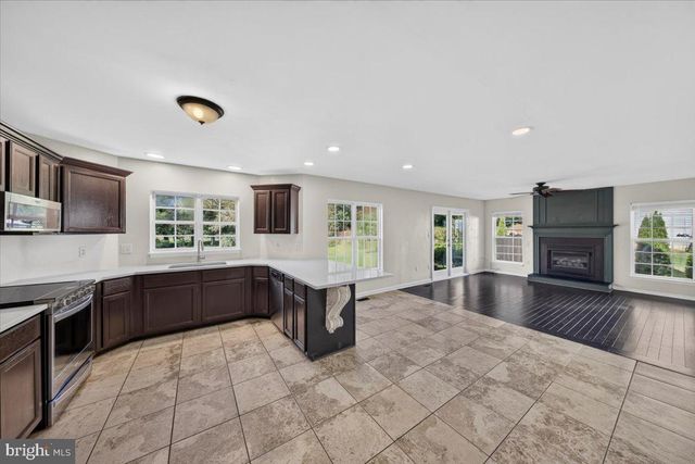 28 BROOKSHIRE DR, Warrenton, VA 20186