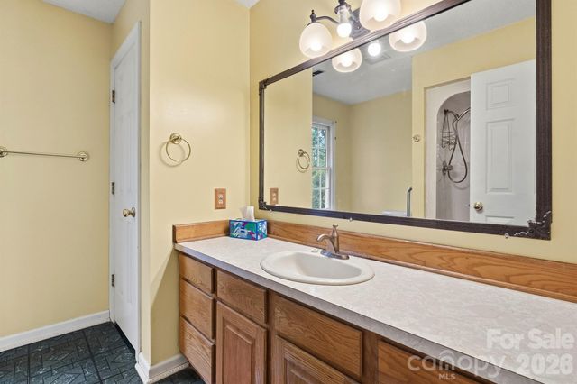 1227 Shirebourn None, Hickory, NC 28602