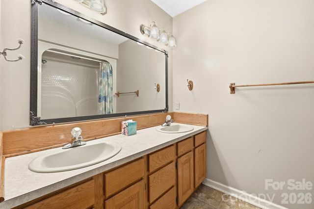 1227 Shirebourn None, Hickory, NC 28602