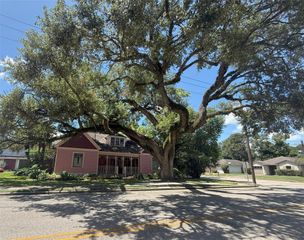 104 S Johnson Street, Alvin, TX 77511