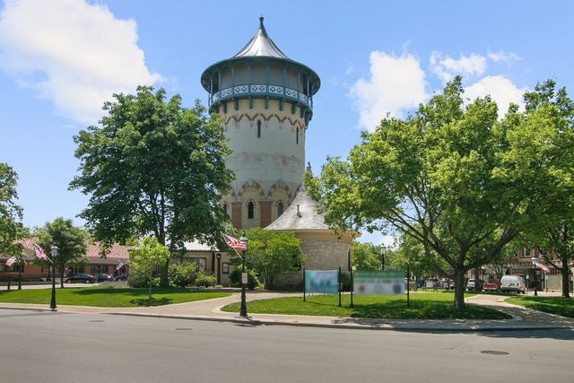 292 E Burlington Street, Riverside, IL 60546