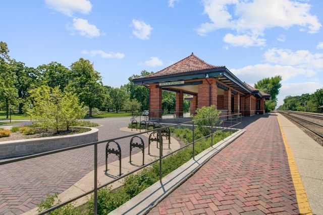 292 E Burlington Street, Riverside, IL 60546