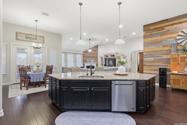 239 Sittre Dr, Castroville, TX 78009