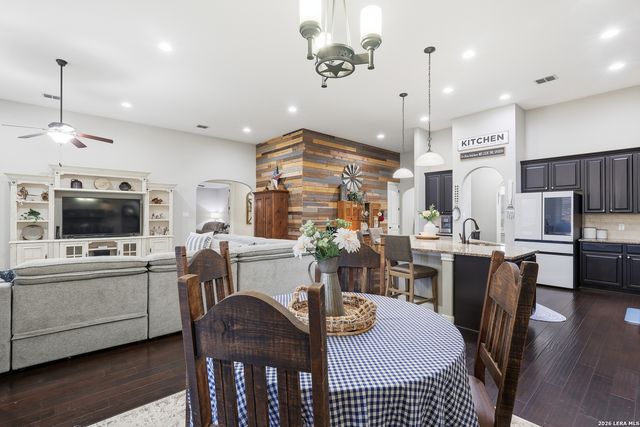 239 Sittre Dr, Castroville, TX 78009